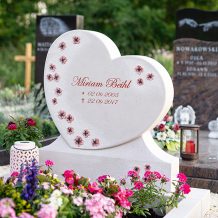 CORDINA GRABSTEIN MIT HERZEN