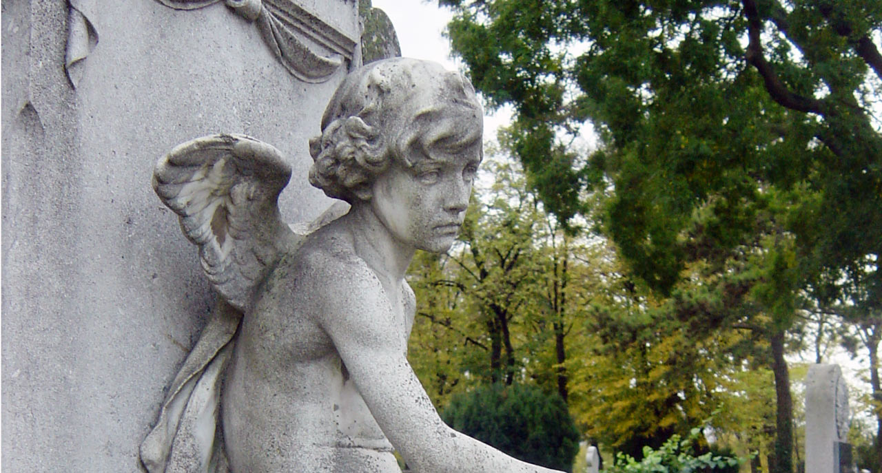 Grabengel historisch antik Zentralfriedhof Wien Grabanlage mit Engel