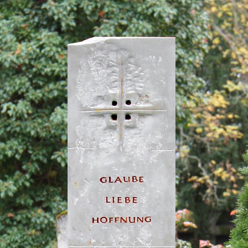 Grabsprueche-kurz-Glaube-Liebe-Hoffnung-Grabstein-Kreuz