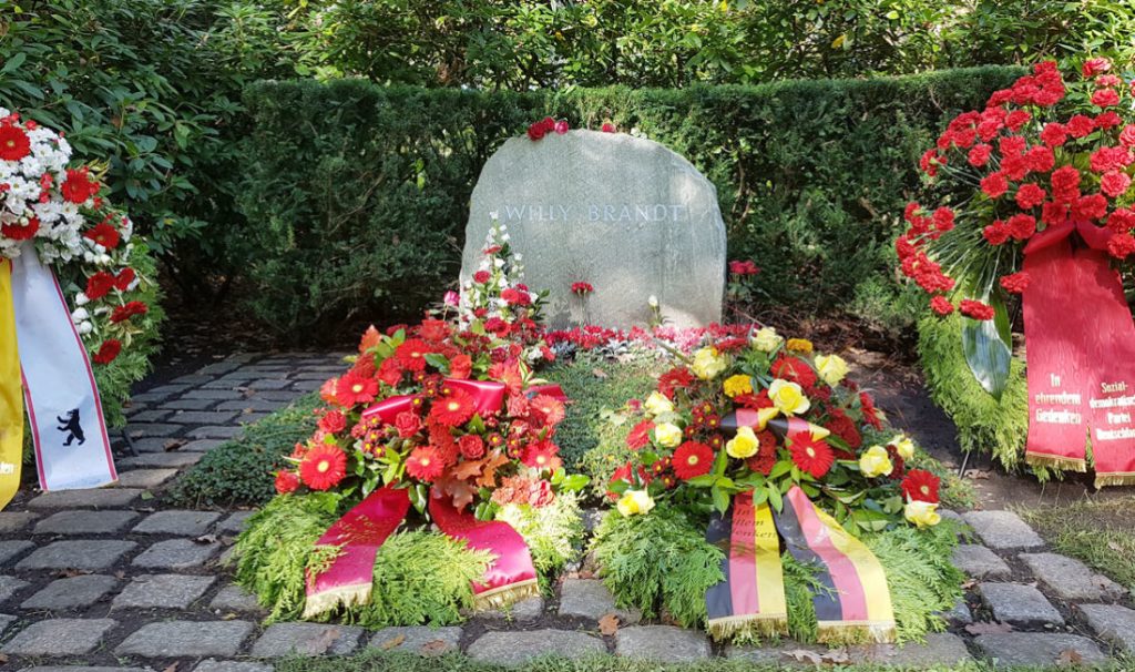 Das Grab von Willy Brandt wird mit frischen Blumen und Kränzen dekoriert | Waldfriedhof Zehlendorf - Bildquelle: Stilvolle-Grabsteine.de