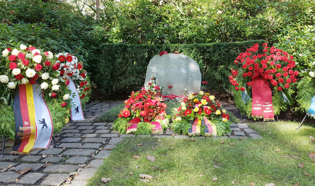 Grabstätte von Willy Brandt auf dem Waldfriedhof in Berlin Zehlendorf | Bildquelle: Stilvolle-Grabsteine.de