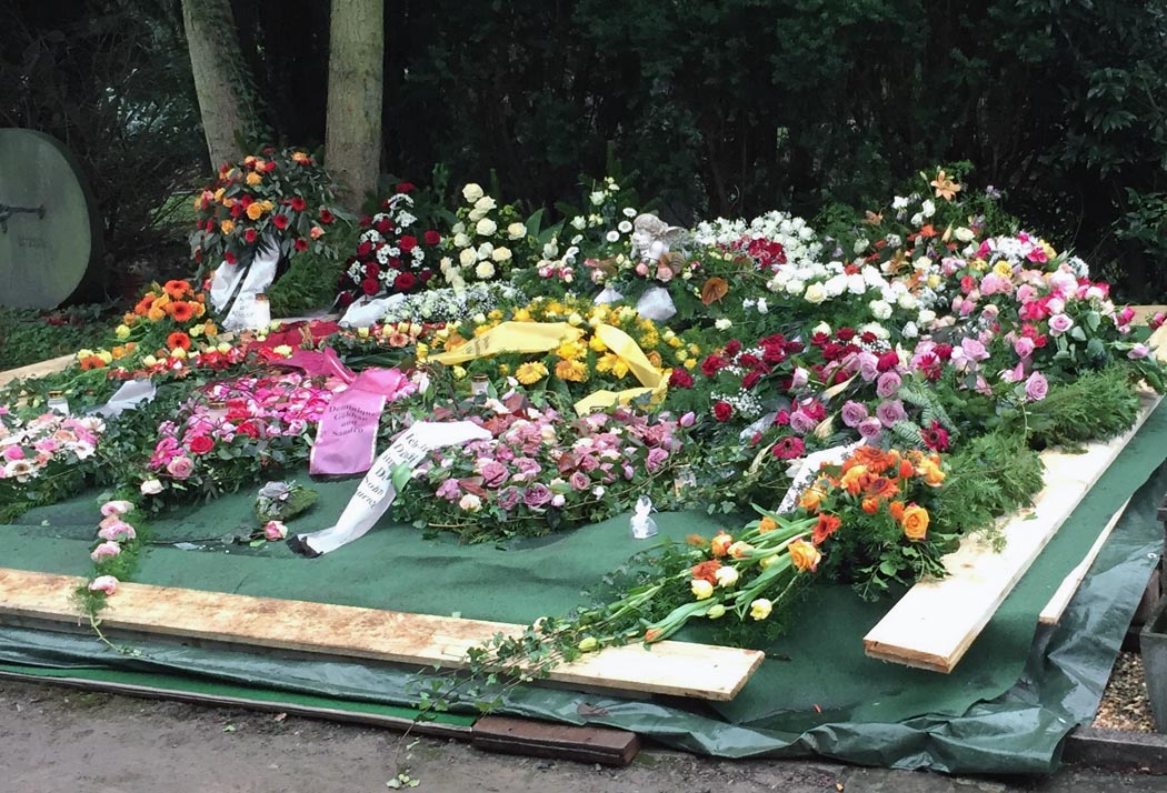 blumen-beerdigung-bestattung-grab-trauerfeier-grabstätte-beisetzung