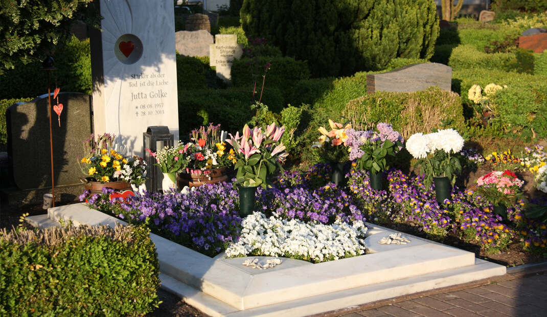 Bestattungsarten Erdbestattung auf einem Friedhof