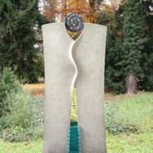LAURIS MODERNER GRABSTEIN MIT GLAS