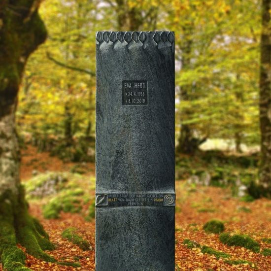 Grabstein Celano aus dunklem Granit Floraler Granit Grabstein