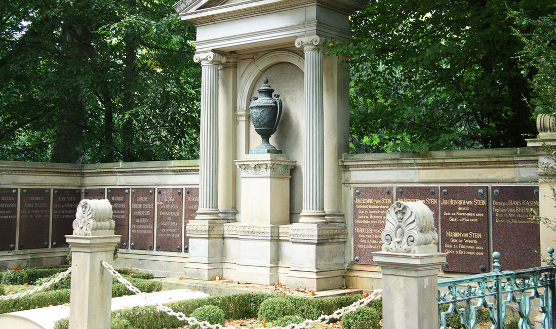 Historischer Grabtempel für eine Familiengrablege mit Gruft aus Sandstein und Bronze auf dem Friedhof Melaten in Köln