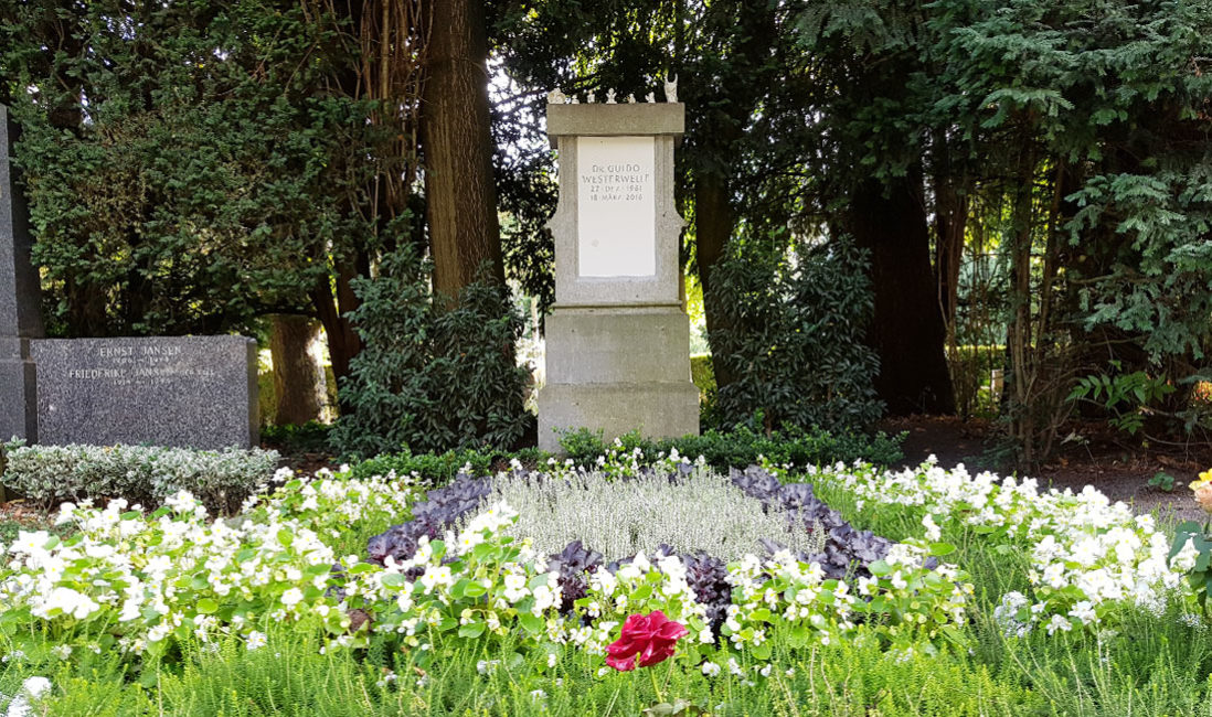 Das Grab von FDP Politiker Dr. Guido Westerwelle - Grabstätte mit Grabstein - Friedhof Melaten in Köln