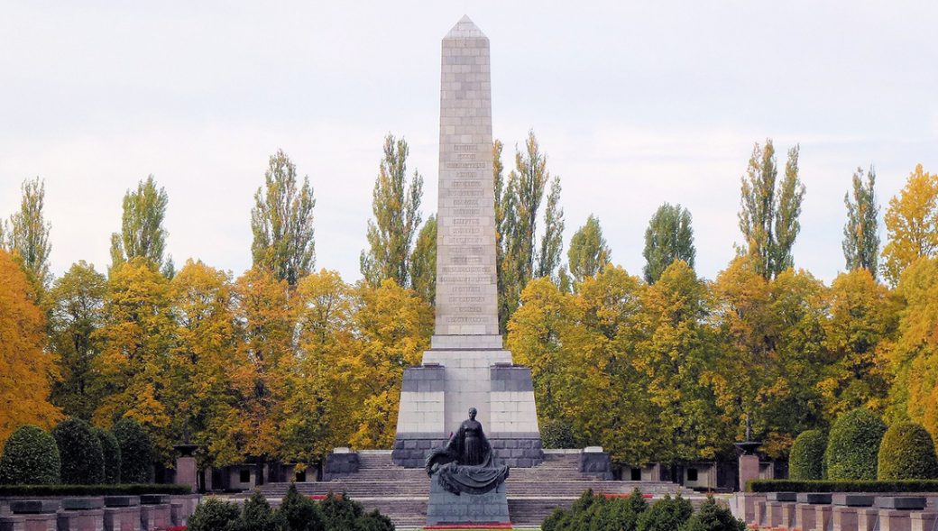 Das Sowj. Ehrenmal Schönholzer Heide in Berlin-Niederschönhausen