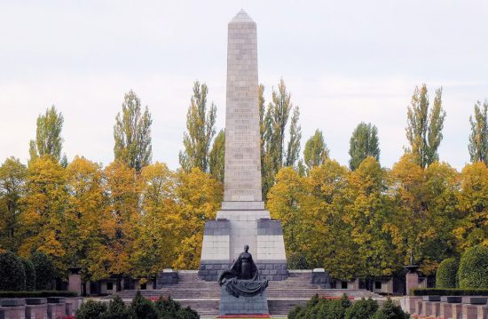 Das Sowj. Ehrenmal Schönholzer Heide in Berlin-Niederschönhausen Das Sowj. Ehrenmal Schönholzer Heide in Berlin-Niederschönhausen